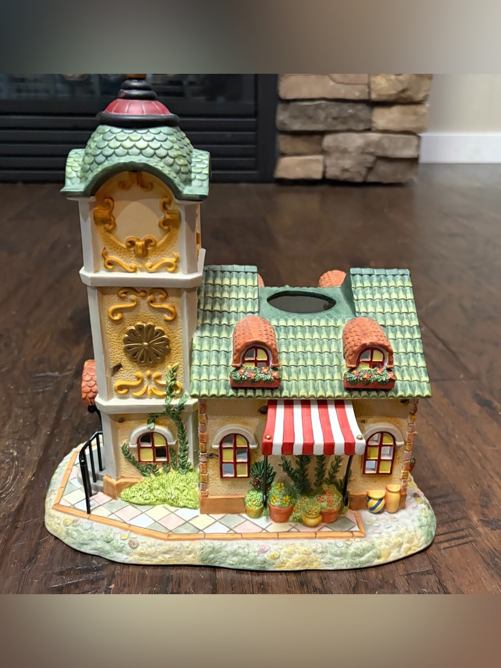 PartyLite Old World Village Collection The Clocktower P7887 retired
Collectible